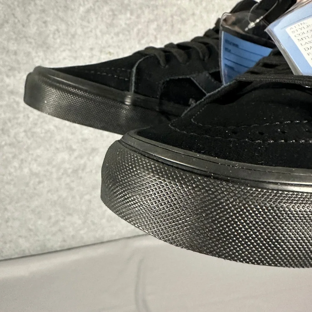 Vans UA Sk8-Hi Reissue Mens Size 7 W8.5 Black Velvet High Top Sample VN0A2XSBNQ9